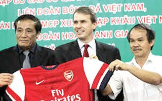 Arsenal sẽ đưa sang VN đội hình mạnh