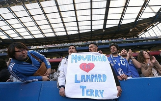 HLV Benitez phát cáu với cổ động viên Chelsea