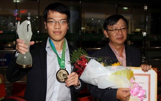Tân vô địch cờ chớp thế giới Quang Liêm về đến Việt Nam