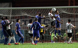 Vòng 15 V-League 2013: B.Bình Dương thoát "đèn đỏ"