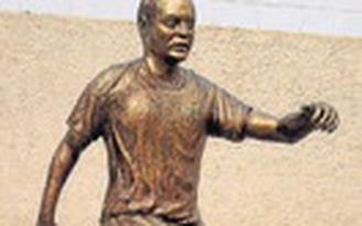 Iniesta được dựng tượng ở quê nhà