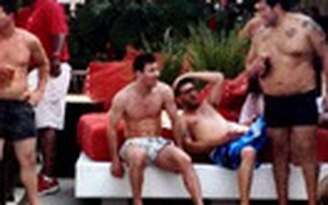Messi và Ro "béo" bị gái “bủa vây” ở bể bơi