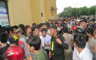 'Cháy' vé ở sân Vinh