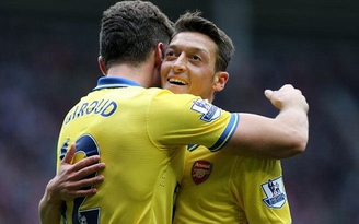 Ozil ra mắt thành công, Arsenal hạ Sunderland 3-1
