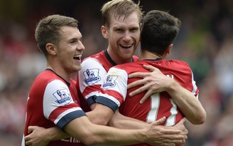 Arsenal trở lại ngôi đầu Premier League