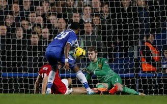 Eto'o lập hattrick, Chelsea nhấn chìm M.U