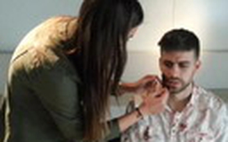 Gerard Pique hóa thành 'xác sống'