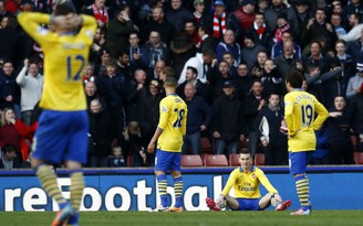 Arsenal ngã đau tại Britannia, Wenger kêu oan