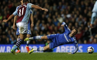 Sa lầy ở Villa Park, ngôi đầu Chelsea lung lay
