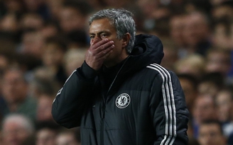 Jose Mourinho bị phạt nặng vì 'chửi' cả tổ trọng tài