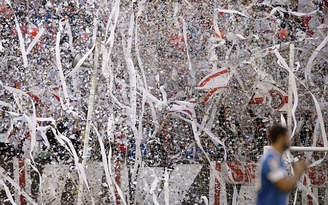 Fans Rayo Vallecano tung giấy vệ sinh mừng đội khách Athletic Bilbao