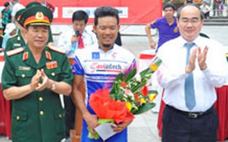 Lê Văn Duẩn thắng chặng đầu giải xe đạp về Điện Biên Phủ