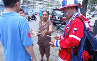 Gian nan hành trình vào sân của 2 CĐV Thái Lan