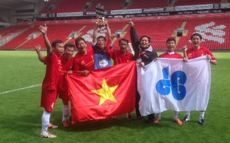 Đại diện Việt Nam vô địch Cup Standard Chartered 2014