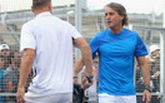 Totti thi đấu quần vợt với HLV Mancini
