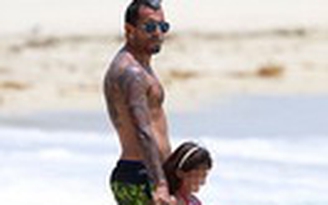 Carlos Tevez đi nghỉ mát để quên World Cup