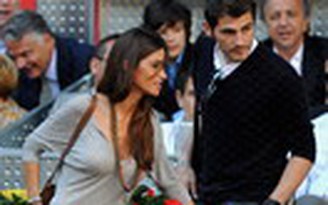 Casillas và bạn gái không mang con sang Brazil