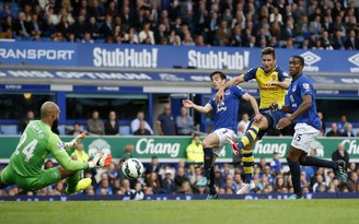 Everton 2-2 Arsenal: Pháo thủ suýt chết trong gang tấc