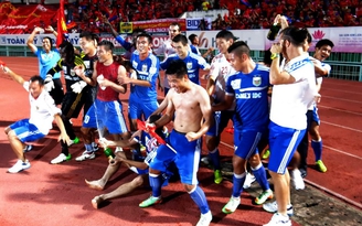 Bình Dương tổ chức hoành tráng lễ rước cúp vô địch V-League 2014