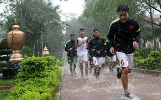 U.19 Việt Nam tập trong mưa