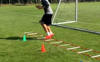'Chân gỗ' Bendtner mượn Instagram để kiếm việc