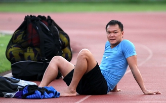 Thủ môn Hồng Sơn không đá AFC Cup vì sợ... đi máy bay