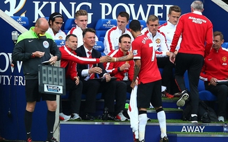Cầu thủ M.U văng tục khi HLV Van Gaal thay Di Maria