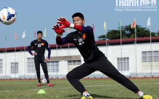 U.19 Việt Nam thay người giữ... đền