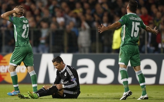 Ronaldo ngã 'đóng kịch' và chơi xấu đối phương