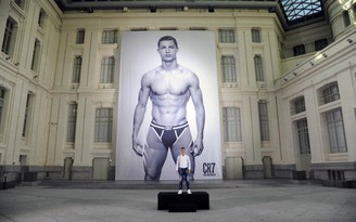 Neuer: Ronaldo sẽ giành Quả bóng vàng nhờ... quảng cáo đồ lót