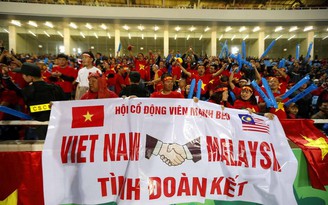 Cử chỉ đẹp của CĐV Việt Nam sau thất bại trước Malaysia