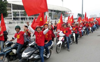 Cổ động viên diễu hành trước trận Việt Nam - Malaysia