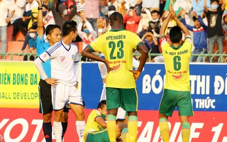 Vòng 6 V-League 2015: 3 trận 4 thẻ đỏ