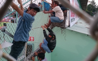 Không vào được sân, CĐV làm loạn ở sân Long An