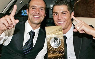 Arsenal suýt mua được Ronaldo trước M.U