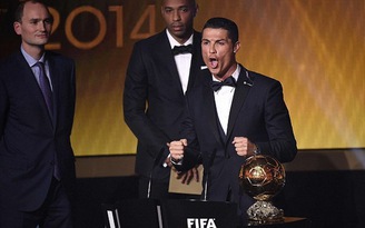 Ronaldo ăn mừng quá lố khi giành Quả bóng vàng FIFA 2014