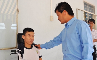 Tân binh V-League làm từ thiện chào năm mới 2015