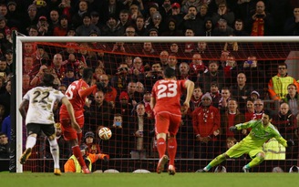 Balotelli giành đá phạt đền, Liverpool vượt qua Besiktas