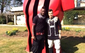 Balotelli về thăm AC milan