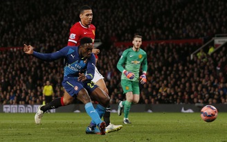 Welbeck giúp Arsenal loại M.U khỏi Cúp FA