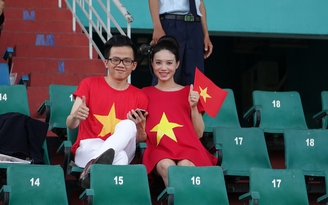Có bầu 8 tháng vẫn lên sân ủng hộ Công Phượng, Tuấn Anh