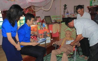 Bí thư T.Ư Đoàn thăm, chúc tết Mẹ Việt Nam anh hùng ở Tây Ninh