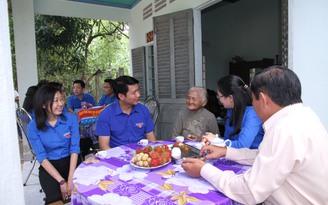 Bí thư T.Ư Đoàn Nguyễn Ngọc Lương thăm gia đình chính sách tại Tây Ninh