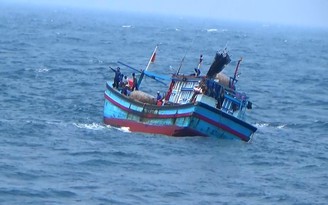 Ứng cứu 11 ngư dân và tàu cá trôi dạt nhiều ngày ở Hoàng Sa