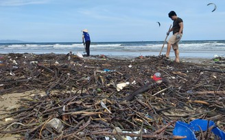 Bãi Sau biển Vũng Tàu 'đón' lượng rác khổng lồ dạt từ đại dương