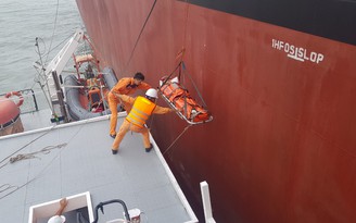 Vượt sóng lớn đưa thuyền viên người Trung Quốc bị nạn vào bờ