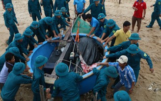Sắc áo xanh dân quân tự vệ 'sưởi ấm' miền biển Phước Hải trước bão số 9