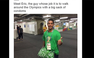 Chàng trai phát bao cao su cho VĐV dự Olympic bỗng nhiên thành sao mạng