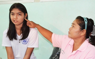 Bị thầy ném cốc vào đầu, nữ sinh méo miệng, mắt không nhắm được