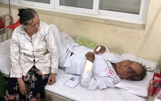 Nhiều người đến bệnh viện ủng hộ tiền cho cụ ông xe ôm 79 tuổi bị hành hung